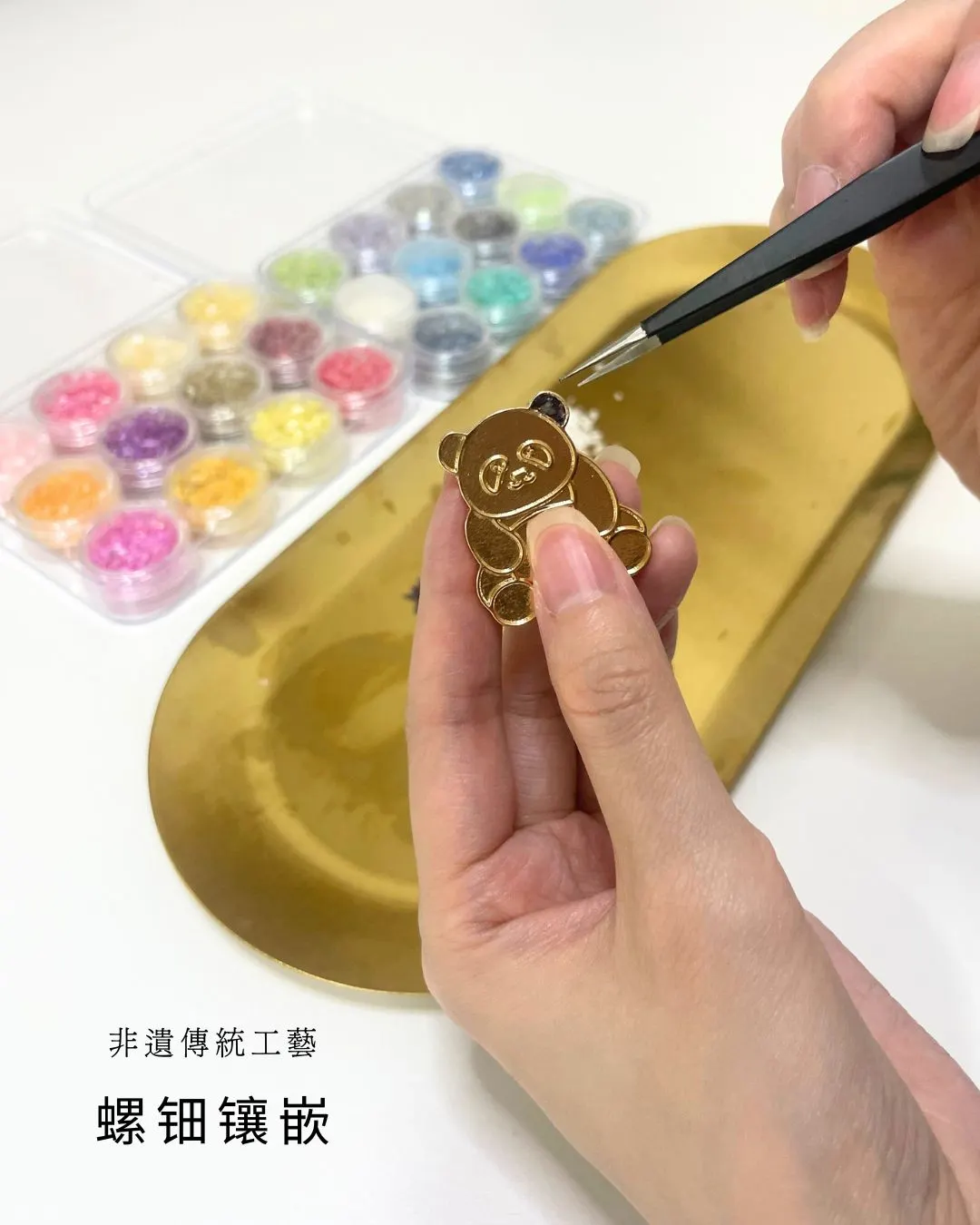 每一片螺钿的虹彩走向与图案脉络完美契合。